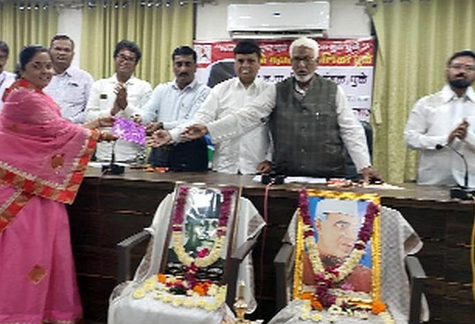 Distribution of books to five hundred children | पाचशे मुलांना पुस्तकांचे वाटप Distribution of books to five hundred children | पाचशे मुलांना पुस्तकांचे वाटप