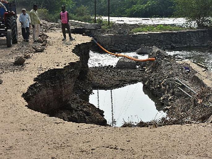 Student journey through dangerous roads | धोकेदायक रस्त्यावरून विद्यार्थ्यांचा प्रवास Student journey through dangerous roads | धोकेदायक रस्त्यावरून विद्यार्थ्यांचा प्रवास