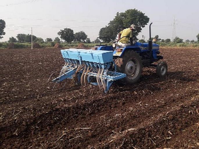 Farmers' attitude towards instant crop sowing by tractors | ट्रॅक्टरद्वारे झटपट पीक पेरणीकडे शेतकऱ्यांचा कल