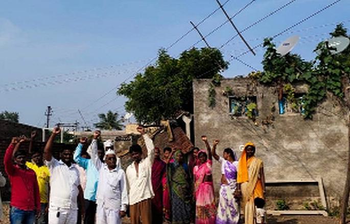 Citizens' agitation to remove the power star | वीज तारा हटविण्यासाठी नागरिकांचे आंदोलन Citizens' agitation to remove the power star | वीज तारा हटविण्यासाठी नागरिकांचे आंदोलन