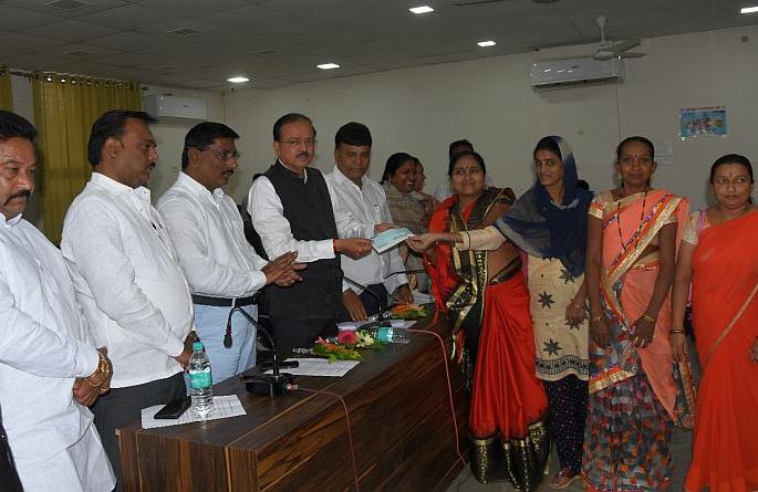 Allocation of funds to women's savings groups | महिला बचत गटांना निधीचे वाटप Allocation of funds to women's savings groups | महिला बचत गटांना निधीचे वाटप