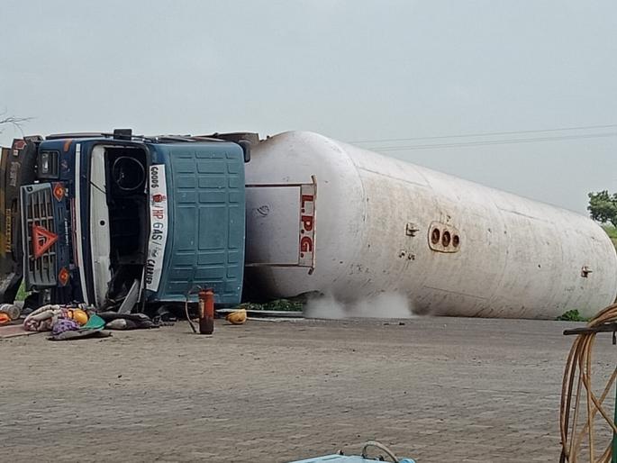 17 tonnes of gas tank over down Nagpur-Aurangabad highway | नागपूर -औरंगाबाद महामार्गावर १७ टन गॅसचा टँकर उलटला 17 tonnes of gas tank over down Nagpur-Aurangabad highway | नागपूर -औरंगाबाद महामार्गावर १७ टन गॅसचा टँकर उलटला