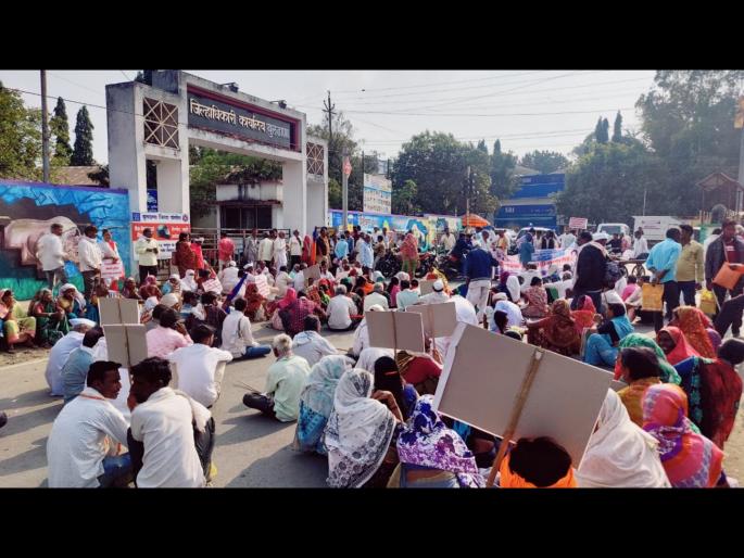 Encroachment holders picket at Buldhana Collectorate | अतिक्रमण धारकांचे बुलढाणा जिल्हाधिकारी कार्यालयावर धरणे Encroachment holders picket at Buldhana Collectorate | अतिक्रमण धारकांचे बुलढाणा जिल्हाधिकारी कार्यालयावर धरणे