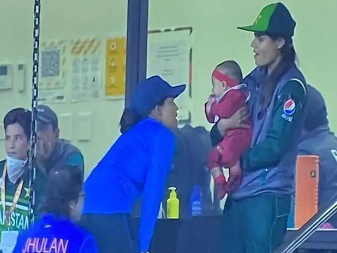 India-Pakistan! The most viral photo in the world of cricket to date, Indian women’s team shows loveable affection towards Pakistan captain Bismah Maroof’s baby girl | भारत-पाकिस्तान! इंटरनेटवर क्रिकेटविश्वातील आजवर सर्वाधिक व्हायरल झालेला फोटो 