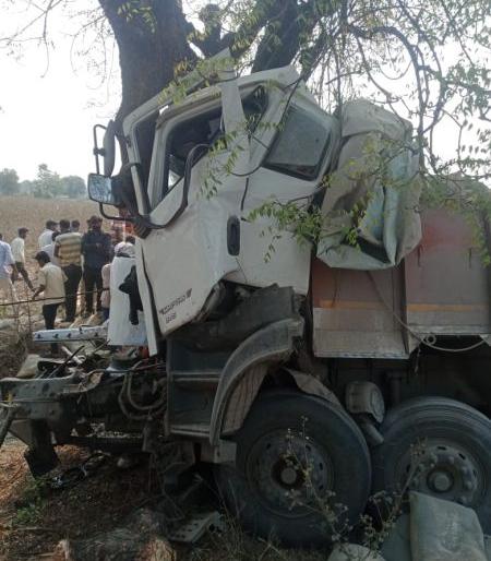 The driver of the crashed trailer was released after 3 hours | अपघातग्रस्त ट्रेलरच्या चालकाची ३ तासानंतर सुटका