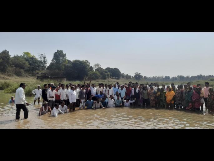 A semi-jalasamadhi movement was made for the stuck bridge! Hundreds of citizens descended into the Vagh River | रखडलेल्या पुलासाठी केले अर्ध जलसमाधी आंदोलन! शेकडो नागरिक उतरले वाघ नदीत