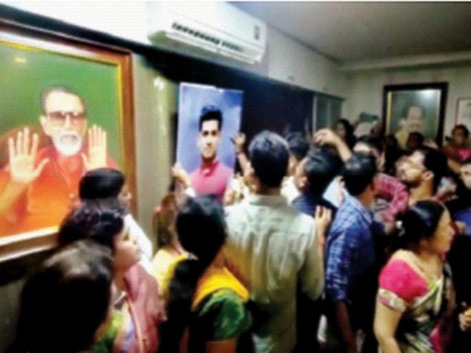 Two factions clashed in Dombivli Shiv Sena city branch; | डोंबिवली शिवसेना शहर शाखेत दोन गट परस्परांना भिडले; शिंदे पिता-पुत्रांंचा फोटो लावण्यावरून सुरू होता वाद  Two factions clashed in Dombivli Shiv Sena city branch; | डोंबिवली शिवसेना शहर शाखेत दोन गट परस्परांना भिडले; शिंदे पिता-पुत्रांंचा फोटो लावण्यावरून सुरू होता वाद