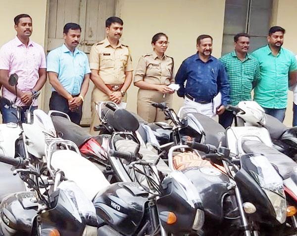 Motorcycle thief arrested in Sarai; 39 motorcycles seized | मोटारसायकल चोरी करणारा सराईत गुन्हेगार जेरबंद; ३९ मोटारसायकली जप्त Motorcycle thief arrested in Sarai; 39 motorcycles seized | मोटारसायकल चोरी करणारा सराईत गुन्हेगार जेरबंद; ३९ मोटारसायकली जप्त