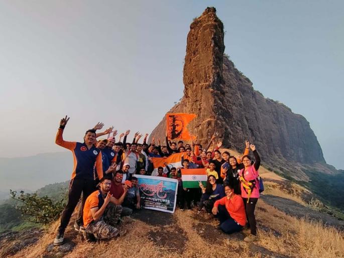 Climbers from Kalyan hoisted tricolor and saffron on the first cone | कल्याणच्या गिर्यारोहकांनी पहिने सुळक्यावर फडकविला तिरंगा आणि भगवा Climbers from Kalyan hoisted tricolor and saffron on the first cone | कल्याणच्या गिर्यारोहकांनी पहिने सुळक्यावर फडकविला तिरंगा आणि भगवा