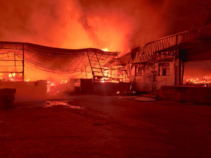 Terrible fire at Spacewood Company in MIDC, commotion in the area | एमआयडीसीतील स्पेसवूड कंपनीला भीषण आग, परिसरात खळबळ