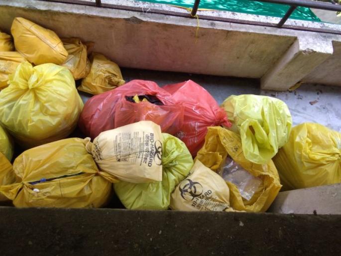 Pathology lab turned into a mini dumping yard in Nagpur | नागपुरात बायोवेस्टमुळे इमारत बनली मिनी डम्पिंग यार्ड Pathology lab turned into a mini dumping yard in Nagpur | नागपुरात बायोवेस्टमुळे इमारत बनली मिनी डम्पिंग यार्ड