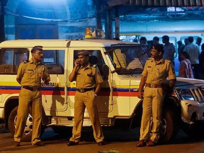 Filmy style shackles the accused; A trap was laid by the police in disguise, one of the accused escaped | फिल्मी स्टाइलने आरोपींना बेड्या; पोलिसांनी वेशांतर करून रचला सापळा, एक आरोपी निसटला Filmy style shackles the accused; A trap was laid by the police in disguise, one of the accused escaped | फिल्मी स्टाइलने आरोपींना बेड्या; पोलिसांनी वेशांतर करून रचला सापळा, एक आरोपी निसटला