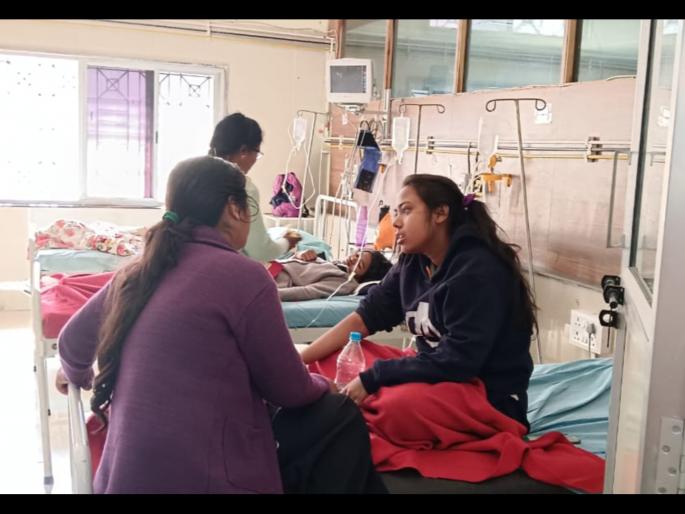 49 students of Government Nursing Hostel sick at the same time, suspected of poisoning | शासकीय नर्सिंग होस्टेलच्या ४९ विद्यार्थीनी एकाचवेळी आजारी, विषबाधेचा संशय 49 students of Government Nursing Hostel sick at the same time, suspected of poisoning | शासकीय नर्सिंग होस्टेलच्या ४९ विद्यार्थीनी एकाचवेळी आजारी, विषबाधेचा संशय