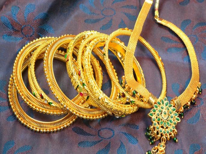 Jewels worth one crore found in Madhya Pradesh; Search based on CCTV, main accused absconding | दीड कोटींचे दागिने सापडले मध्य प्रदेशात; सीसीटीव्हीच्या आधारे शोध, मुख्य आरोपी फरार Jewels worth one crore found in Madhya Pradesh; Search based on CCTV, main accused absconding | दीड कोटींचे दागिने सापडले मध्य प्रदेशात; सीसीटीव्हीच्या आधारे शोध, मुख्य आरोपी फरार