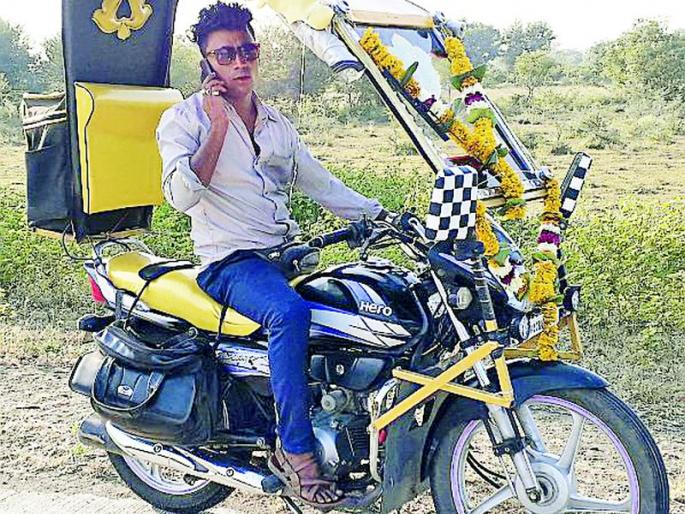 'He' takes two-wheeler pleasure on a bike | ‘तो’ दुचाकीवर घेतो चारचाकीचा आनंद 'He' takes two-wheeler pleasure on a bike | ‘तो’ दुचाकीवर घेतो चारचाकीचा आनंद