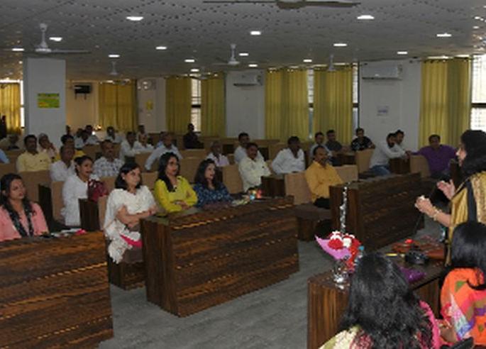 Activities for the distribution of cloth bags in the dust | धुळ्यात प्लास्टिक मुक्तीसाठी कापडी पिशव्या वाटपाचा उपक्रम Activities for the distribution of cloth bags in the dust | धुळ्यात प्लास्टिक मुक्तीसाठी कापडी पिशव्या वाटपाचा उपक्रम