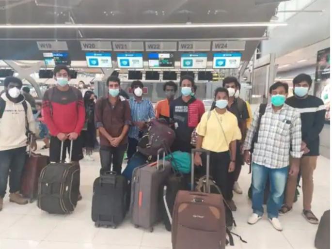 Fake Job Racket Ministry of External Affairs freed 45 Indians stuck in Myanmar | Fake Job Racket: परराष्ट्र मंत्रालयाने म्यानमारमध्ये अडकलेल्या ४५ भारतीयांची केली सुटका Fake Job Racket Ministry of External Affairs freed 45 Indians stuck in Myanmar | Fake Job Racket: परराष्ट्र मंत्रालयाने म्यानमारमध्ये अडकलेल्या ४५ भारतीयांची केली सुटका