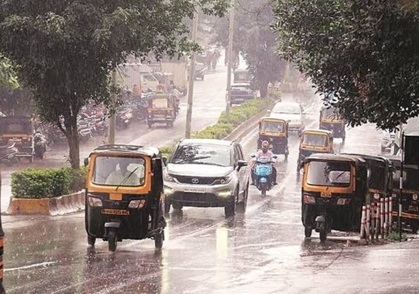 Pune was lashed by rains for an hour, the city was flooded and trees fell in 20 places | पुण्याला पावसाने 1 तास झोडपले, शहर जलमय तर 20 ठिकाणी झाडं पडले