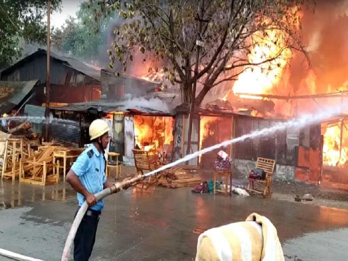 Fire at six saw machines in Lakdaganj area, major damage in the fire | Video : नागपुरात लकडगंज परिसरातील आरा मशिनला भीषण आग; ८ दुकाने जळून स्वाहा Fire at six saw machines in Lakdaganj area, major damage in the fire | Video : नागपुरात लकडगंज परिसरातील आरा मशिनला भीषण आग; ८ दुकाने जळून स्वाहा