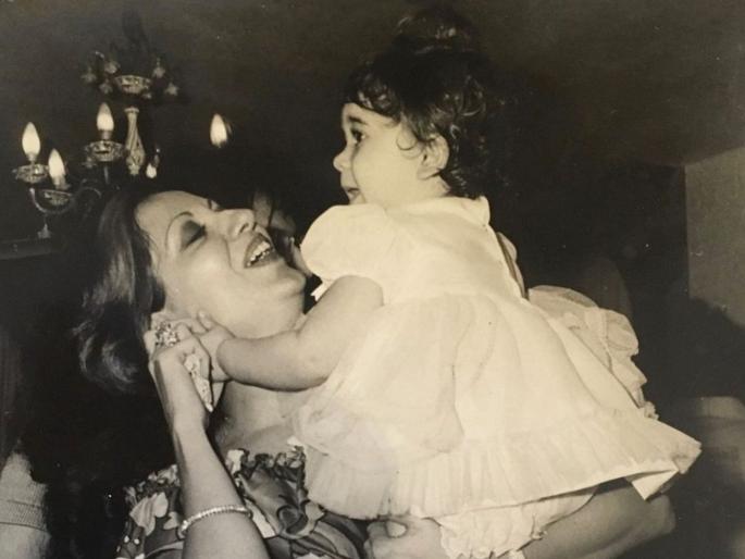 Do you know this cute girl from mother's hand ?, she is a famous Bollywood actress, mother is also an actress | आईच्या कडेवरील या क्युट चिमुकलीला ओळखलंत का?, बॉलिवूडमधील आहे प्रसिद्ध अभिनेत्री, आईदेखील आहे अभिनेत्री Do you know this cute girl from mother's hand ?, she is a famous Bollywood actress, mother is also an actress | आईच्या कडेवरील या क्युट चिमुकलीला ओळखलंत का?, बॉलिवूडमधील आहे प्रसिद्ध अभिनेत्री, आईदेखील आहे अभिनेत्री