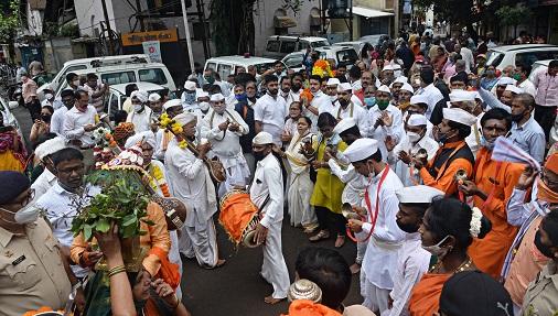 The longing for darshan, the alarm of Vithunama in the mind | दर्शनाची ओढ, मनामनात विठूनामाचा गजर The longing for darshan, the alarm of Vithunama in the mind | दर्शनाची ओढ, मनामनात विठूनामाचा गजर