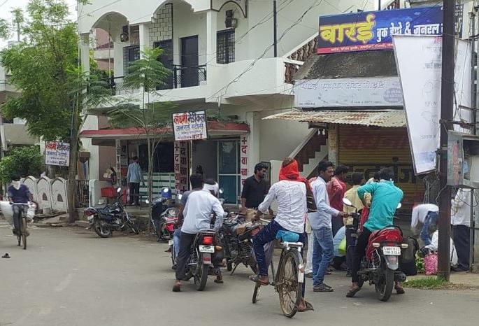 Residents of Bhandara district had to move outward pay expensive fine | Corona Virus in Bhandarar; भंडारा जिल्ह्यातील नागरिकांना बाहेर फिरणे पडले महागात Residents of Bhandara district had to move outward pay expensive fine | Corona Virus in Bhandarar; भंडारा जिल्ह्यातील नागरिकांना बाहेर फिरणे पडले महागात