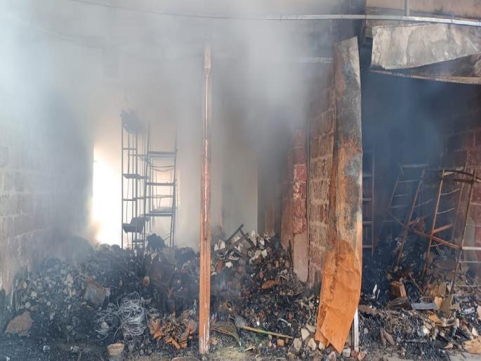 Hardware shop in Achara caught fire | आचरा येथील हार्डवेअर दुकानाला भीषण आग, साहित्य जळून खाक  Hardware shop in Achara caught fire | आचरा येथील हार्डवेअर दुकानाला भीषण आग, साहित्य जळून खाक