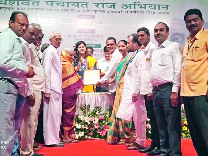 State Excellence Gramsevak Award for Rural Development Officer Bharbande | पाडळसे येथील ग्रामविकास अधिकारी भारंबे यांना राज्यस्तरीय आदर्श ग्रामसेवक पुरस्कार State Excellence Gramsevak Award for Rural Development Officer Bharbande | पाडळसे येथील ग्रामविकास अधिकारी भारंबे यांना राज्यस्तरीय आदर्श ग्रामसेवक पुरस्कार