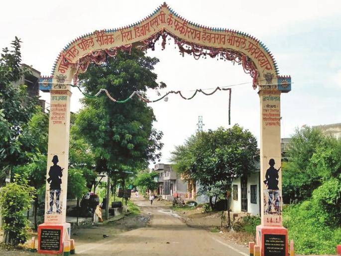 Village of brave soldiers 'Adgaon'; Since 1937 till now 161 soldiers, 72 sons-in-law are also soldiers | आडगावकरांना सॅल्यूट! १९३७ पासून आतापर्यंत दिले १६१ सैनिक, ७२ जावईदेखील सैनिकच Village of brave soldiers 'Adgaon'; Since 1937 till now 161 soldiers, 72 sons-in-law are also soldiers | आडगावकरांना सॅल्यूट! १९३७ पासून आतापर्यंत दिले १६१ सैनिक, ७२ जावईदेखील सैनिकच