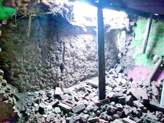 Due to the rain the wall of the house collapsed | पावसामुळे घराची भिंत कोसळली
