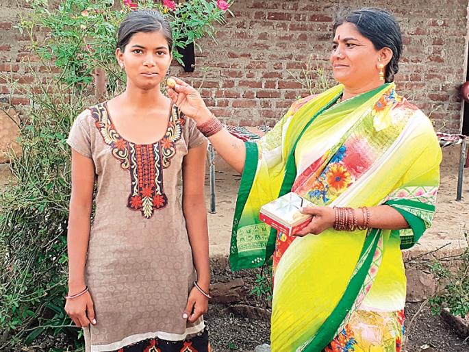 Nisha's success can lead to the fading of the sky | निशाच्या यशाने आईला आकाश ठेंगणे Nisha's success can lead to the fading of the sky | निशाच्या यशाने आईला आकाश ठेंगणे