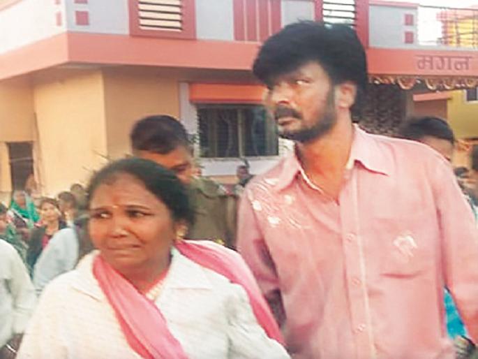 Two people who have made a fake Aadhar card arrested in Aurangabad | औरंगाबादेत बनावट आधार कार्ड बनवून देणारे दोन जण ताब्यात Two people who have made a fake Aadhar card arrested in Aurangabad | औरंगाबादेत बनावट आधार कार्ड बनवून देणारे दोन जण ताब्यात