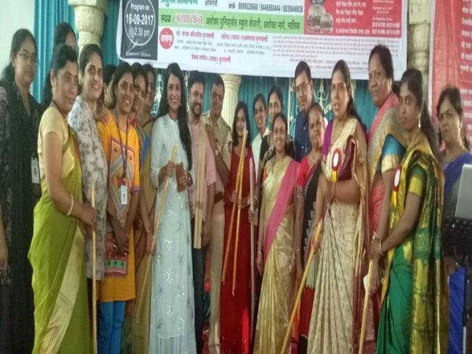 'Adashakti' shows women self-defense lessons | महिलांनी स्वसंरक्षणाचे धडे गिरवित दाखविली ‘आदिशक्ती’ 'Adashakti' shows women self-defense lessons | महिलांनी स्वसंरक्षणाचे धडे गिरवित दाखविली ‘आदिशक्ती’