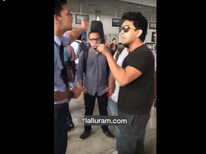 Aditya Narayan's airport officer suppresses | आदित्य नारायणची एअरपोर्टवर अधिकाऱ्याला दमबाजी, याआधीही अडकला बऱ्याच वादात Aditya Narayan's airport officer suppresses | आदित्य नारायणची एअरपोर्टवर अधिकाऱ्याला दमबाजी, याआधीही अडकला बऱ्याच वादात