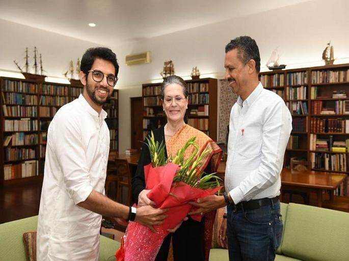 Aaditya Thackeray at Congress interim president Sonia Gandhi's residence to invite her for the swearing-in ceremony of Uddhav Thackeray | आदित्य ठाकरेंनी सोनिया गांधींची घेतली भेट, शपथविधीचं दिलं आमंत्रण Aaditya Thackeray at Congress interim president Sonia Gandhi's residence to invite her for the swearing-in ceremony of Uddhav Thackeray | आदित्य ठाकरेंनी सोनिया गांधींची घेतली भेट, शपथविधीचं दिलं आमंत्रण