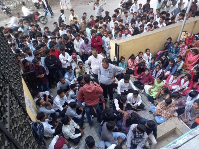 Sleeping outside the office in the bitter cold; Tribal students hold protest for second consecutive day | कडाक्याच्या थंडीत कार्यालयाबाहेर झोपले; आदिवासी विद्यार्थ्यांचे सलग दुसऱ्या दिवशी आंदोलन Sleeping outside the office in the bitter cold; Tribal students hold protest for second consecutive day | कडाक्याच्या थंडीत कार्यालयाबाहेर झोपले; आदिवासी विद्यार्थ्यांचे सलग दुसऱ्या दिवशी आंदोलन