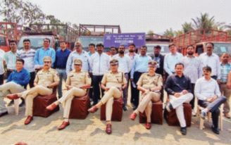 Stealing heavy vehicles and selling them with forged documents, two arrested; 53 vehicles worth fifty five crores seized | अवजड वाहने चोरून बनावट कागदपत्रांद्वारे विक्री, दोघांना अटक; पावणेपाच कोटींची ५३ वाहने जप्त Stealing heavy vehicles and selling them with forged documents, two arrested; 53 vehicles worth fifty five crores seized | अवजड वाहने चोरून बनावट कागदपत्रांद्वारे विक्री, दोघांना अटक; पावणेपाच कोटींची ५३ वाहने जप्त