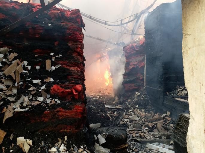 Fireworks red carpet godown fire | भिवंडीत रेड कार्पेटच्या गोदामास आग Fireworks red carpet godown fire | भिवंडीत रेड कार्पेटच्या गोदामास आग