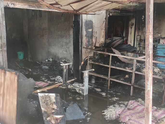 Two shops were gutted in a fire caused by a short circuit in Soos | सूस येथे शॉर्ट सर्किटमुळे लागलेल्या आगीत दोन दुकाने जळून खाक Two shops were gutted in a fire caused by a short circuit in Soos | सूस येथे शॉर्ट सर्किटमुळे लागलेल्या आगीत दोन दुकाने जळून खाक