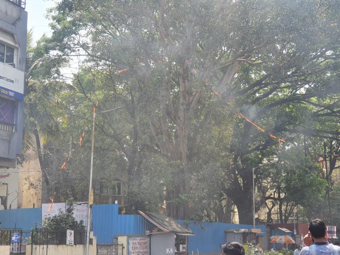 The Internet cable caught fire when a high-voltage power line fell on it | इंटरनेटची केबल अतिउच्चदाब वीज वाहक तारेवर पडल्याने लागली आग The Internet cable caught fire when a high-voltage power line fell on it | इंटरनेटची केबल अतिउच्चदाब वीज वाहक तारेवर पडल्याने लागली आग