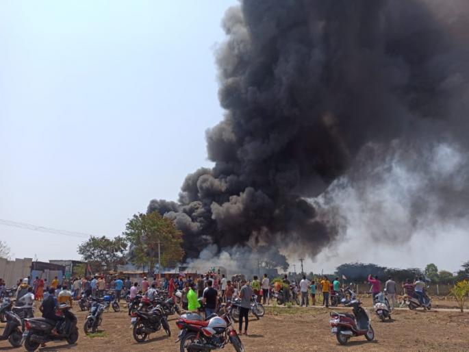 A huge fire broke out at a scrap godown in Baramati | बारामतीत भंगारच्या गोडाऊनला भीषण आग A huge fire broke out at a scrap godown in Baramati | बारामतीत भंगारच्या गोडाऊनला भीषण आग