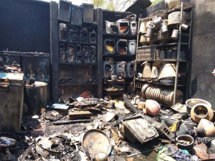 Within a few minutes, there was a rickshaw puller | अवघ्या काही मिनीटातच झाली रिक्षा चालकाच्या संसाराची राखरांगोळी Within a few minutes, there was a rickshaw puller | अवघ्या काही मिनीटातच झाली रिक्षा चालकाच्या संसाराची राखरांगोळी