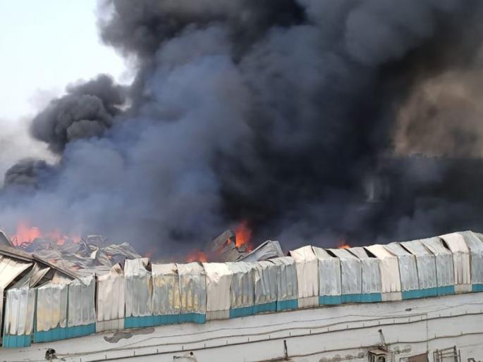 Fierce fire at Brush's warehouse, firefighters rushed to the scene in Bhiwandi | Bhiwandi Fire : भिवंडीत अग्नितांडव सुरूच; ब्रशच्या गोदामाला भीषण आग, अग्निशमन दल घटनास्थळी दाखल Fierce fire at Brush's warehouse, firefighters rushed to the scene in Bhiwandi | Bhiwandi Fire : भिवंडीत अग्नितांडव सुरूच; ब्रशच्या गोदामाला भीषण आग, अग्निशमन दल घटनास्थळी दाखल