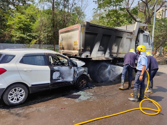 Car catches fire after hitting dumper; Incident in front of Aga Khan Palace | Pune | डंपरला धडक दिल्याने कारने घेतला पेट; आगाखान पॅलेस समोरील घटना Car catches fire after hitting dumper; Incident in front of Aga Khan Palace | Pune | डंपरला धडक दिल्याने कारने घेतला पेट; आगाखान पॅलेस समोरील घटना