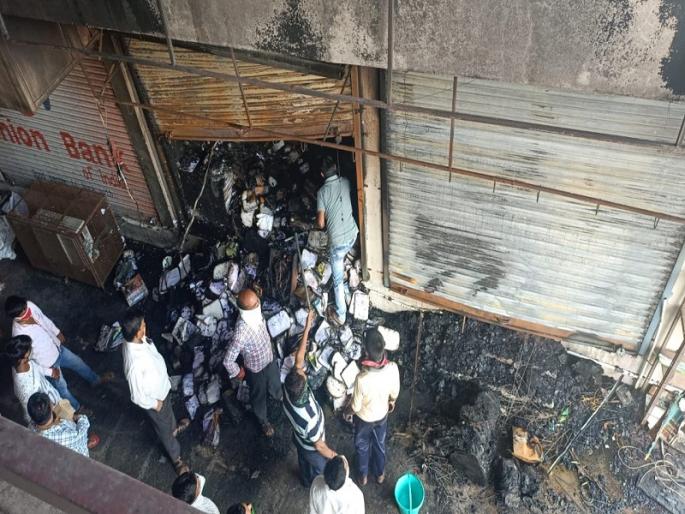 Fire to wooden complex; Loss of thirty lakhs | काष्टीत कॉप्लेक्सला आग; तीस लाखांचे नुकसान Fire to wooden complex; Loss of thirty lakhs | काष्टीत कॉप्लेक्सला आग; तीस लाखांचे नुकसान