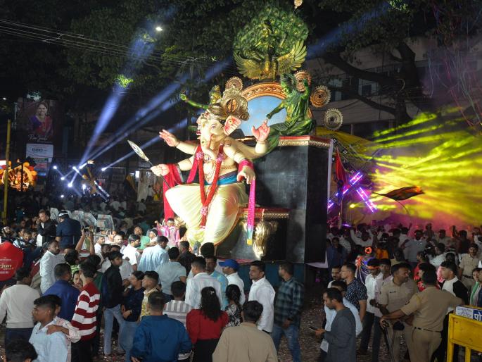 The sound system was blaring loudly during the arrival procession of Shri at Rajarampuri in Kolhapur | कोल्हापुरात राजारामपुरीमध्ये गणेश आगमन मिरवणुकीत 'दणदणाट', लेसर किरणांचा झगमगाट-video