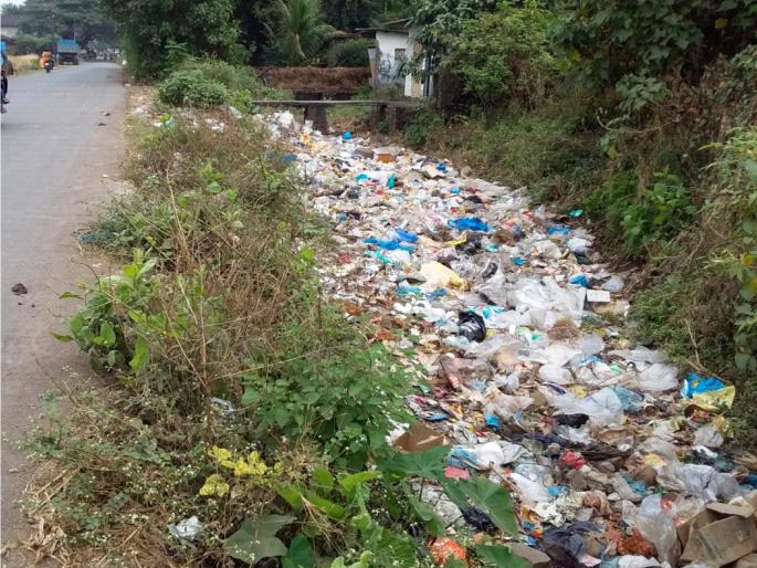 Waste of plastic bags in roadside gutters; Take action without turning a blind eye to serious questions | रस्त्यालगत गटारात प्लास्टिक पिशव्यांचा खच; गंभीर प्रश्नकडे कानाडोळा न करता कारवाई करा Waste of plastic bags in roadside gutters; Take action without turning a blind eye to serious questions | रस्त्यालगत गटारात प्लास्टिक पिशव्यांचा खच; गंभीर प्रश्नकडे कानाडोळा न करता कारवाई करा