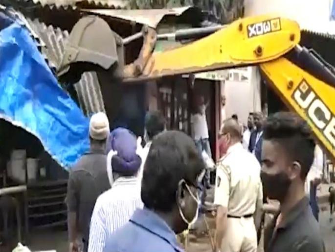 Action on fish and mutton market in Ulhasnagar; The shopkeeper put the security around his neck | उल्हासनगरातील मासे व मटन मार्केटवर कारवाई; दुकानदाराने गळ्यावर ठेवला सुरा 