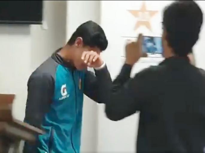 The Pakistani cricketer naseem shah weeps at the sight of his mother's memory, watch emotional video | आईची आठवण आल्याने सर्वांसमोरच 'या' क्रिकेटपटूला रडू कोसळले, पाहा भावूक व्हिडीओ
