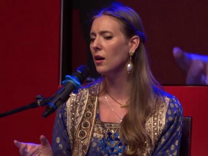 Video: British singer singing 'Aaj Jaane ki Zid Na Karo' | Video : जेव्हा एक ब्रिटिश गायिका गाते 'आज जाने कि जिद ना करो'!